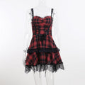 Détail du laçage croisé à la taille de la robe tartan gothique