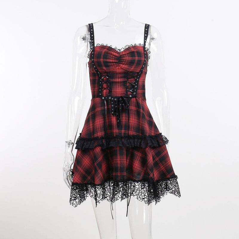 Détail du laçage croisé à la taille de la robe tartan gothique