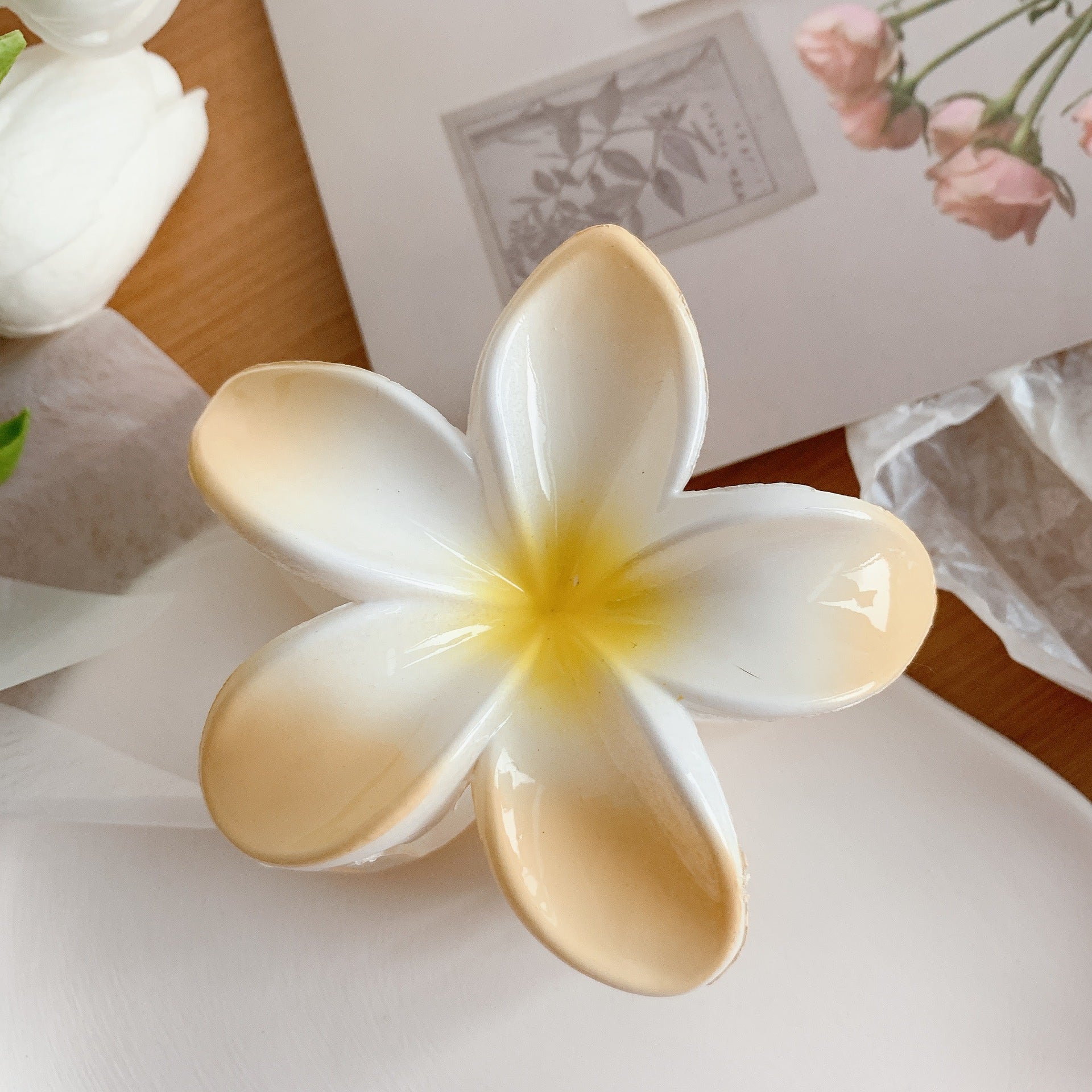 Pince à Cheveux Fleur Plumeria, merch officiel électro DΛЯK.D STORE