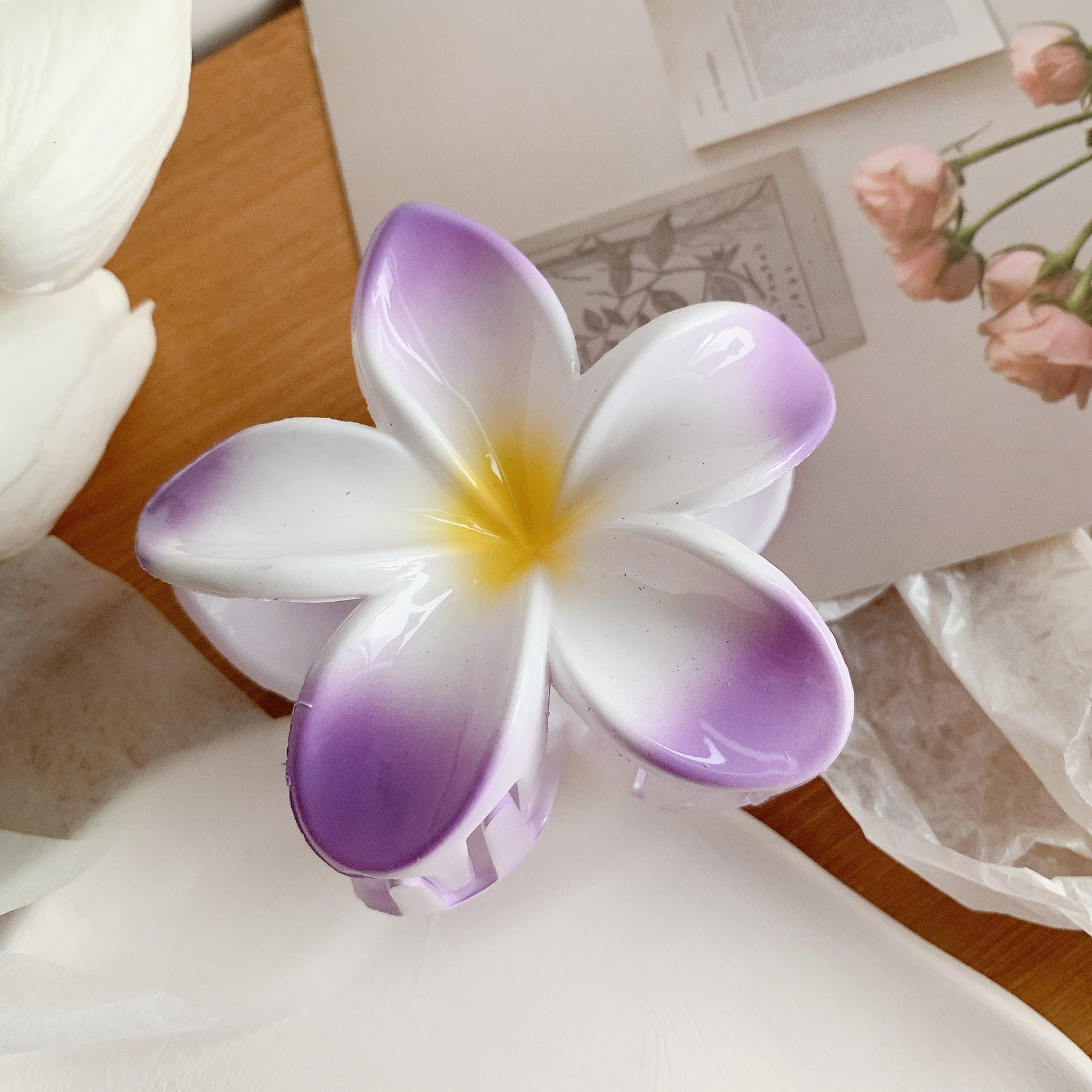 Pince à Cheveux Fleur Plumeria, merch officiel électro DΛЯK.D STORE