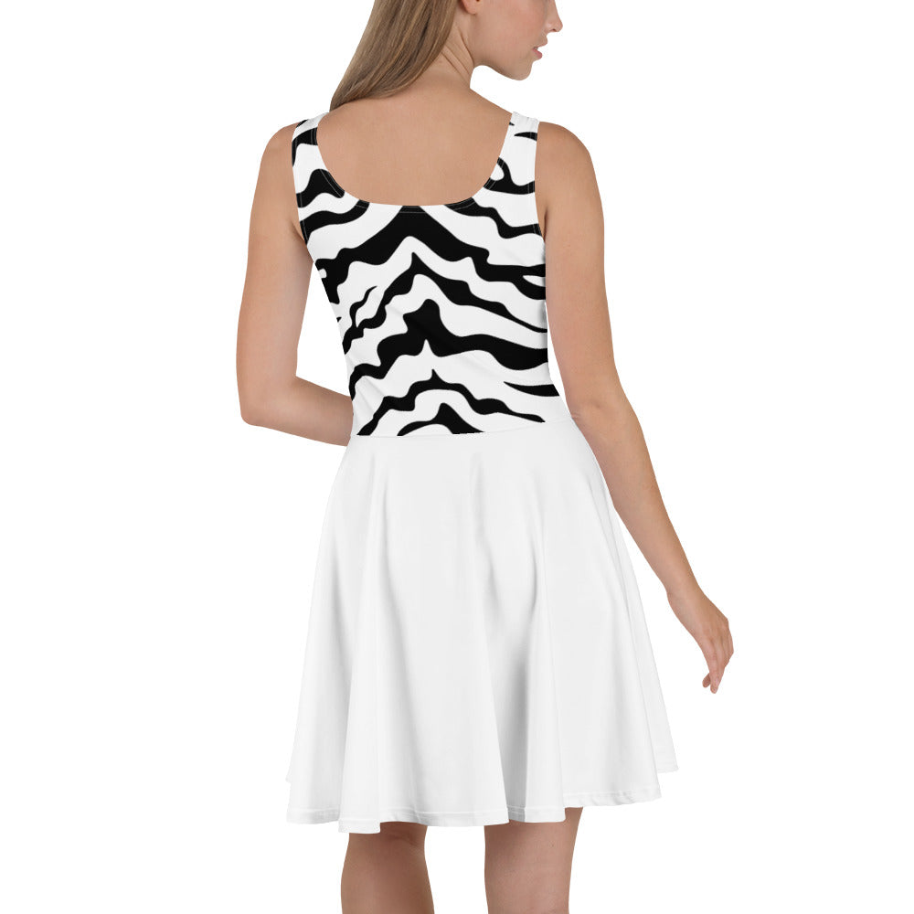 Robe patineuse blanche imprimé intégral - vue portée