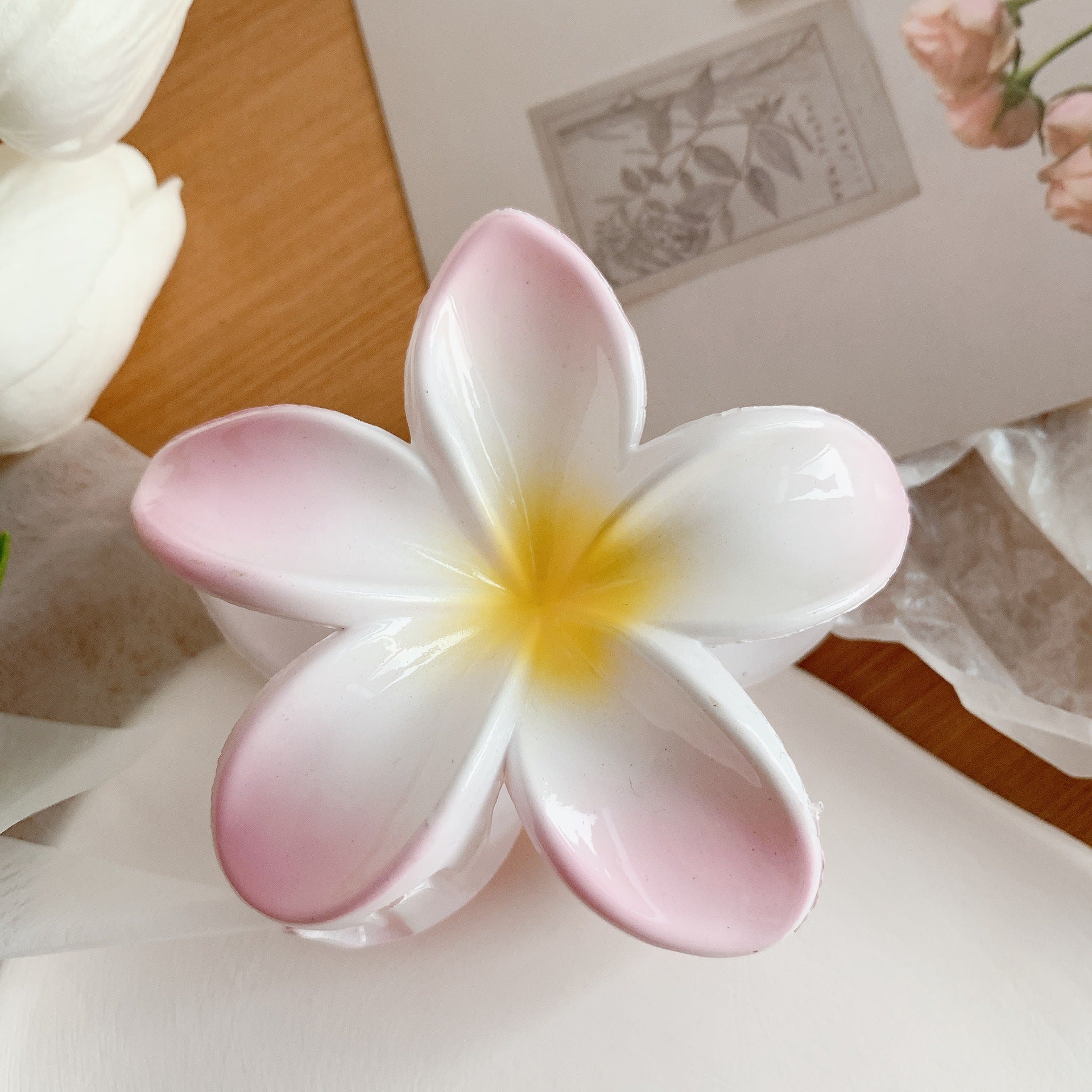 Pince à Cheveux Fleur Plumeria, merch officiel électro DΛЯK.D STORE