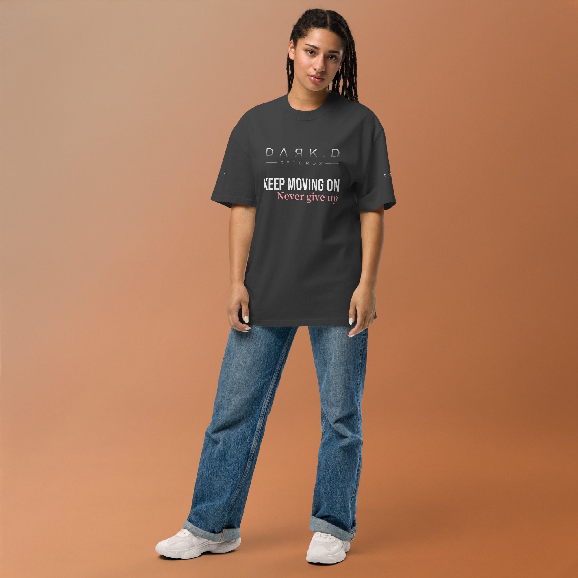 T-shirt Dark. D Never Give Up, merch officiel électro DΛЯK.D STORE