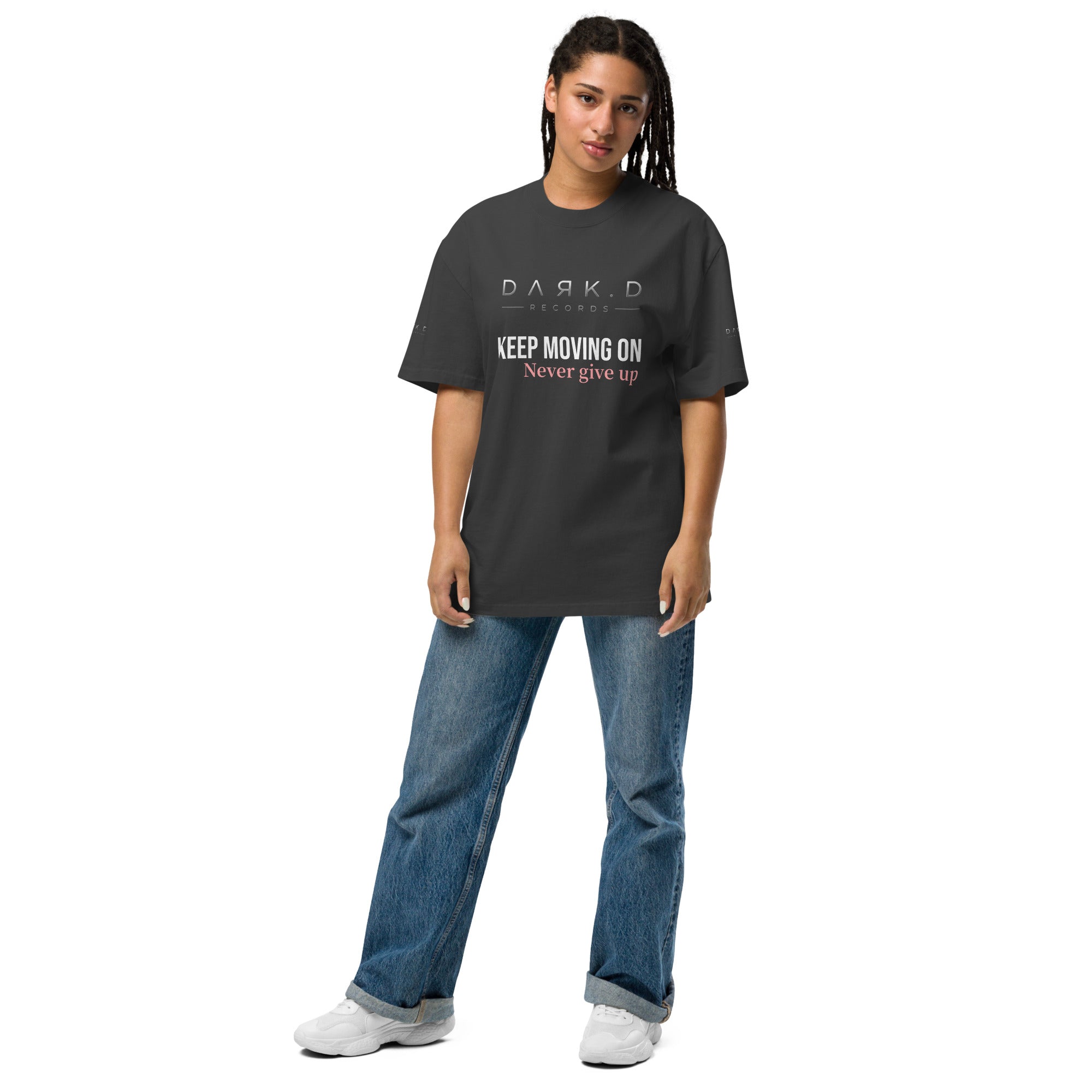 T-shirt Dark. D Never Give Up, merch officiel électro DΛЯK.D STORE