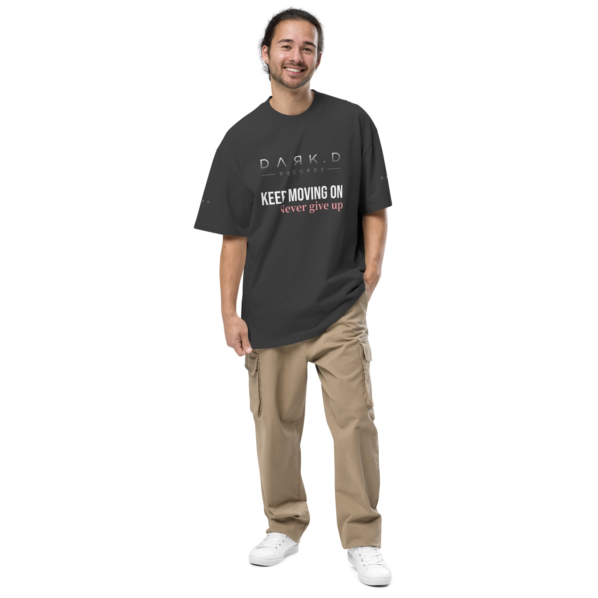 T-shirt Dark. D Never Give Up, merch officiel électro DΛЯK.D STORE