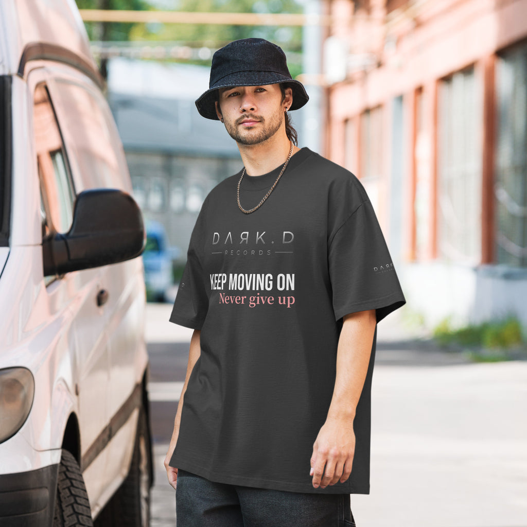 T-shirt Dark. D Never Give Up, merch officiel électro DΛЯK.D STORE