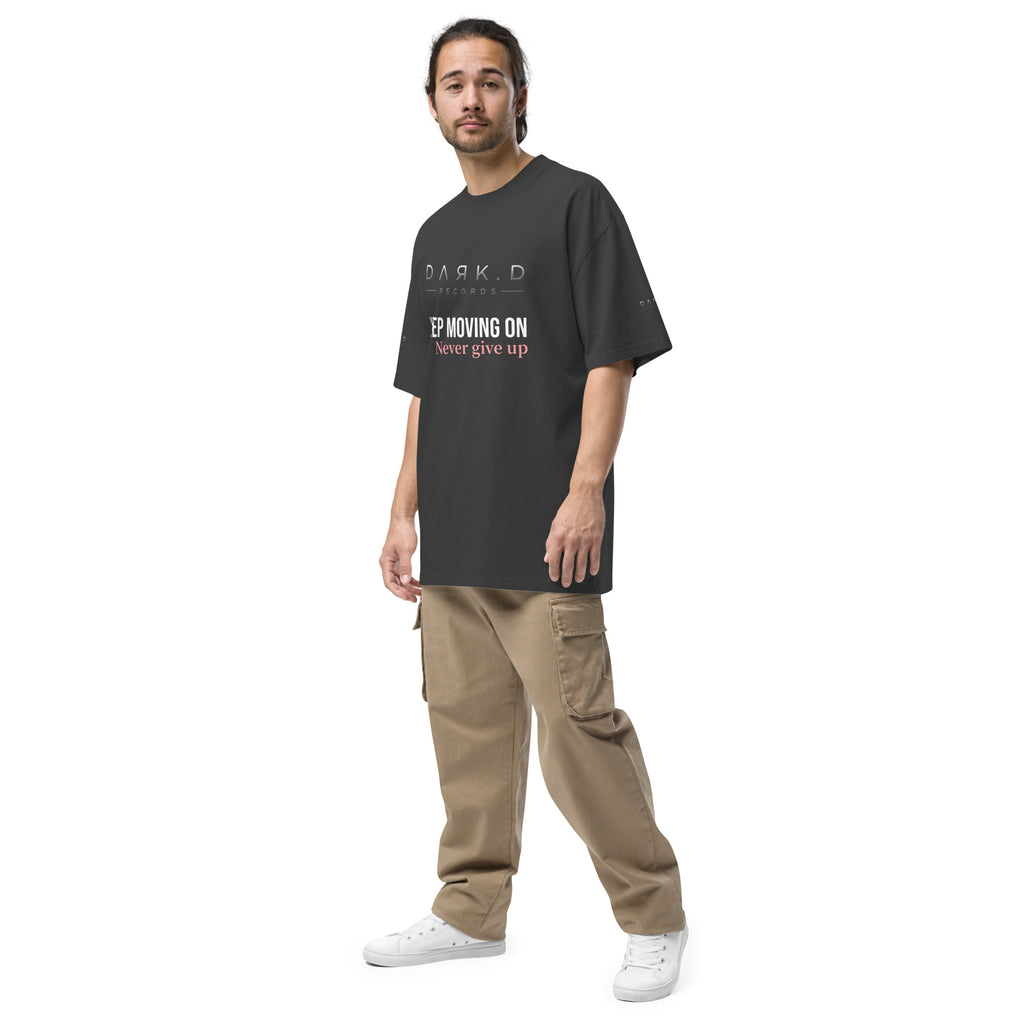 T-shirt Dark. D Never Give Up, merch officiel électro DΛЯK.D STORE