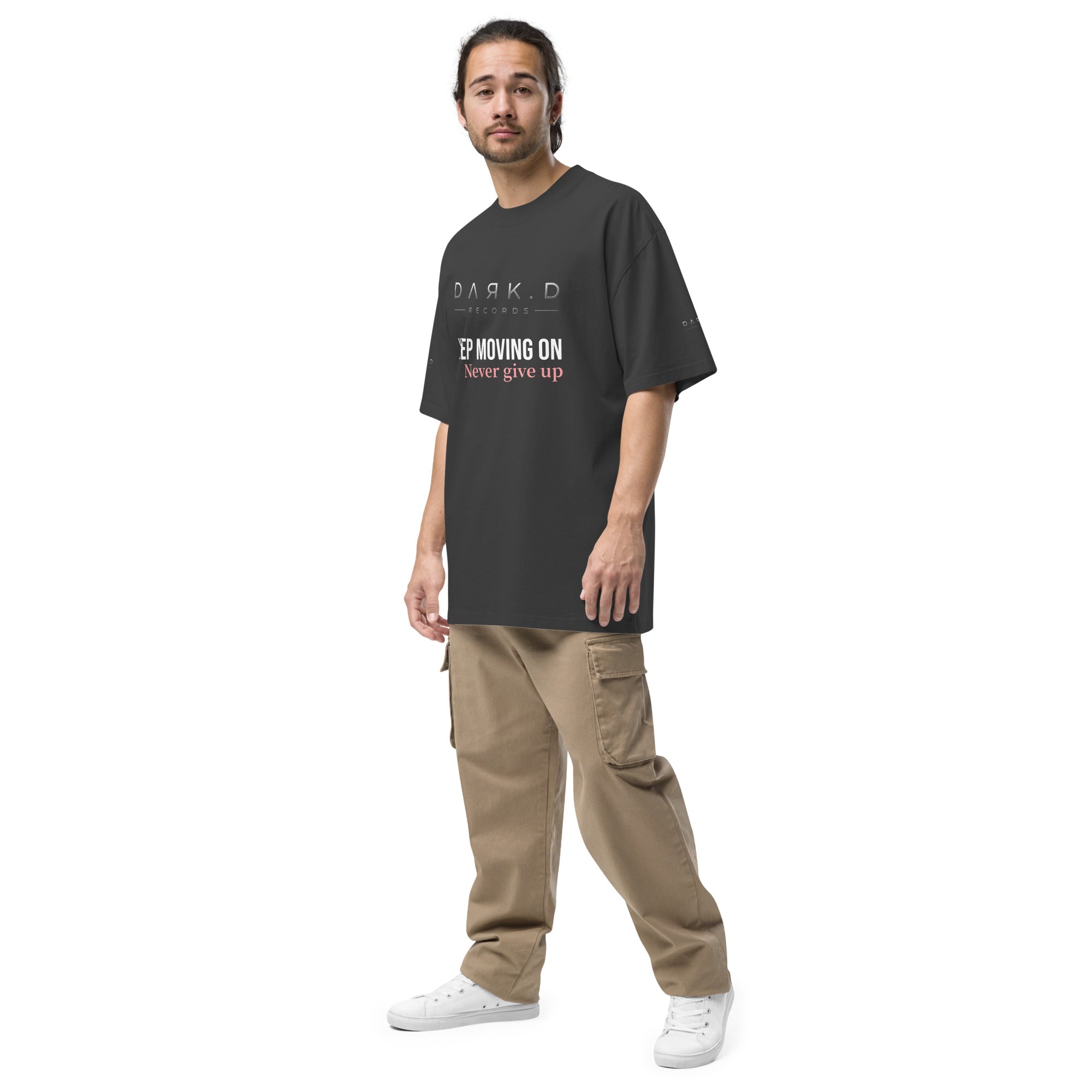 T-shirt Dark. D Never Give Up, merch officiel électro DΛЯK.D STORE