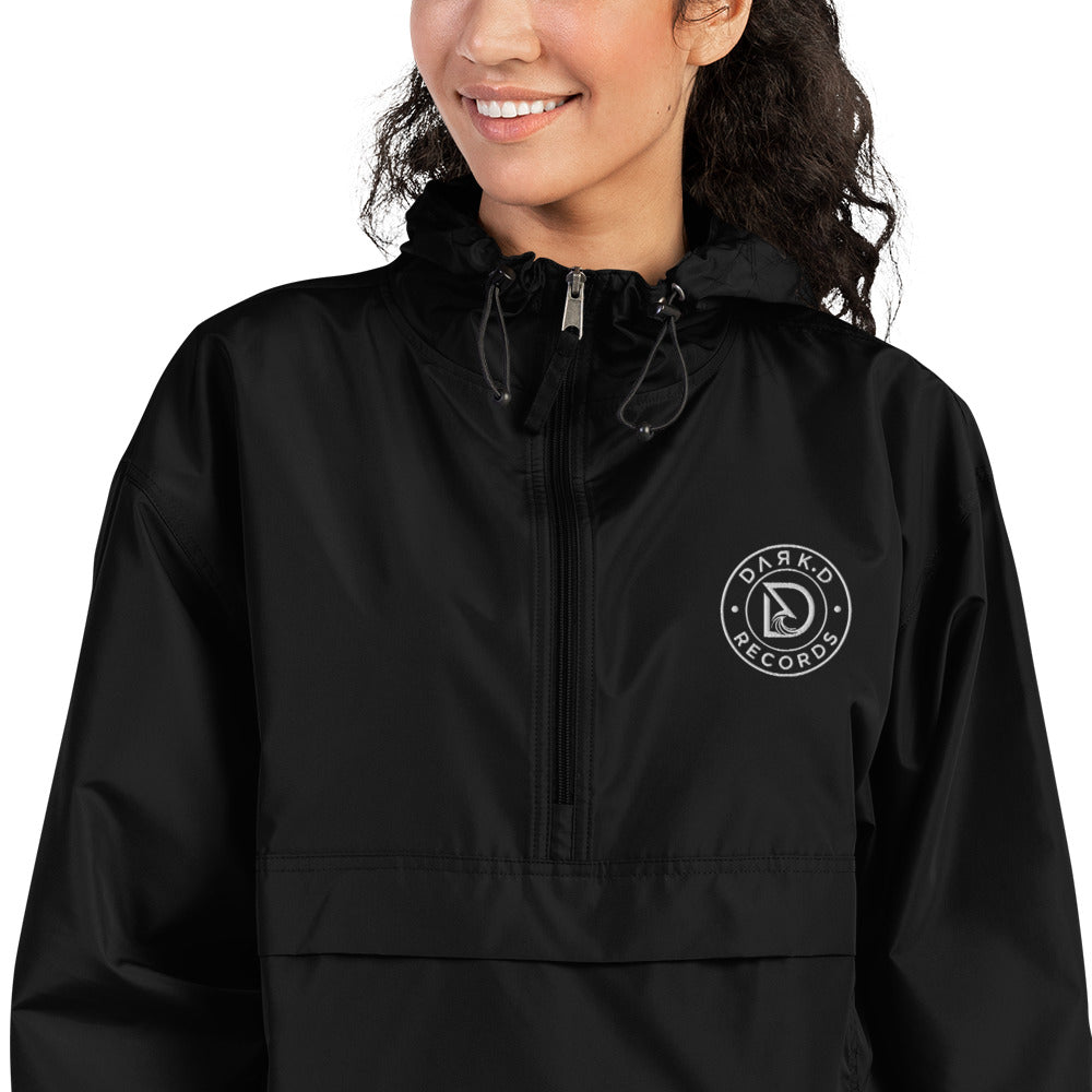 Veste Packable Champion Brodée DARK.D STORE, coloris Black, gros plan sur le logo brodé