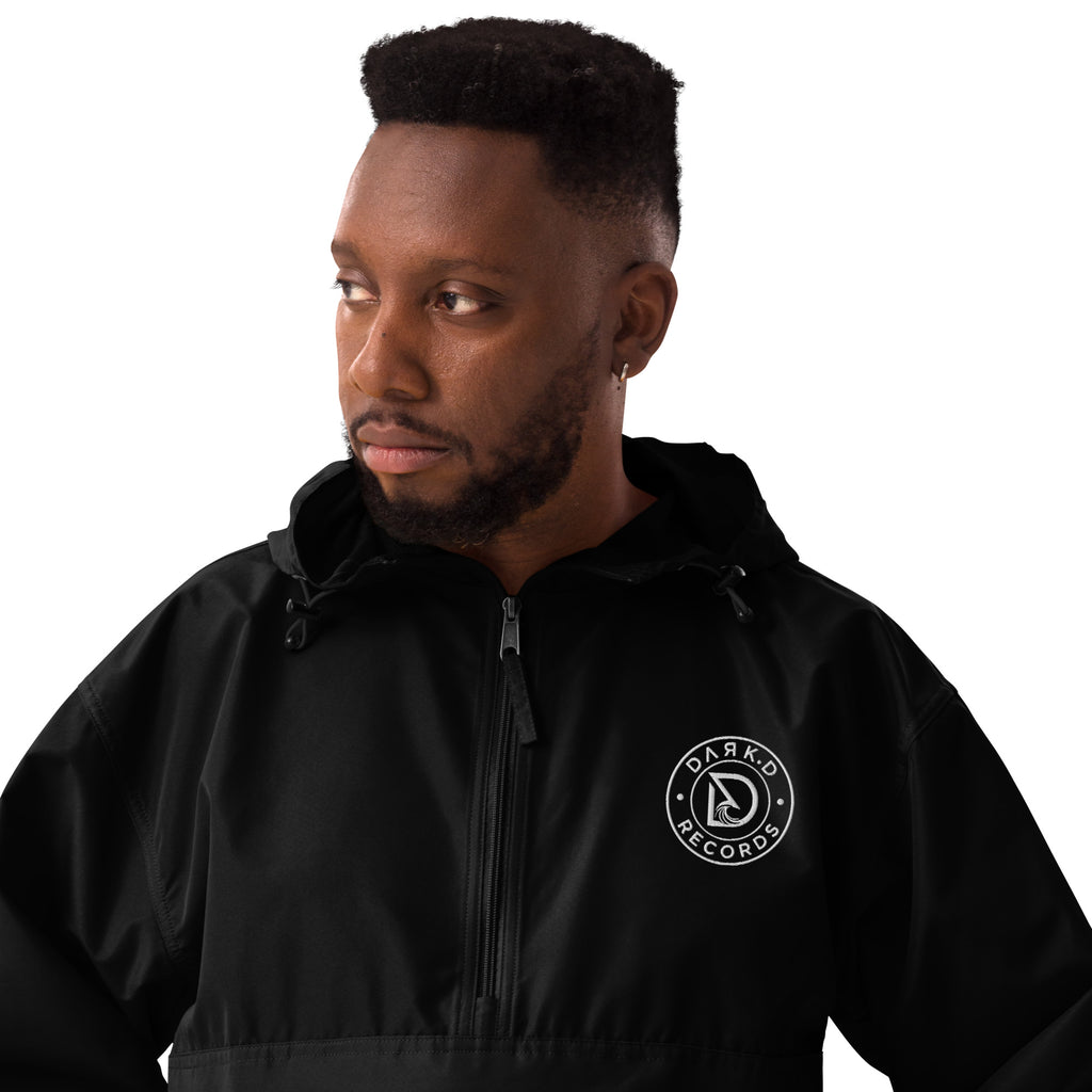 Veste Packable Champion Brodée DARK.D STORE, coloris Black, gros plan sur le logo brodé