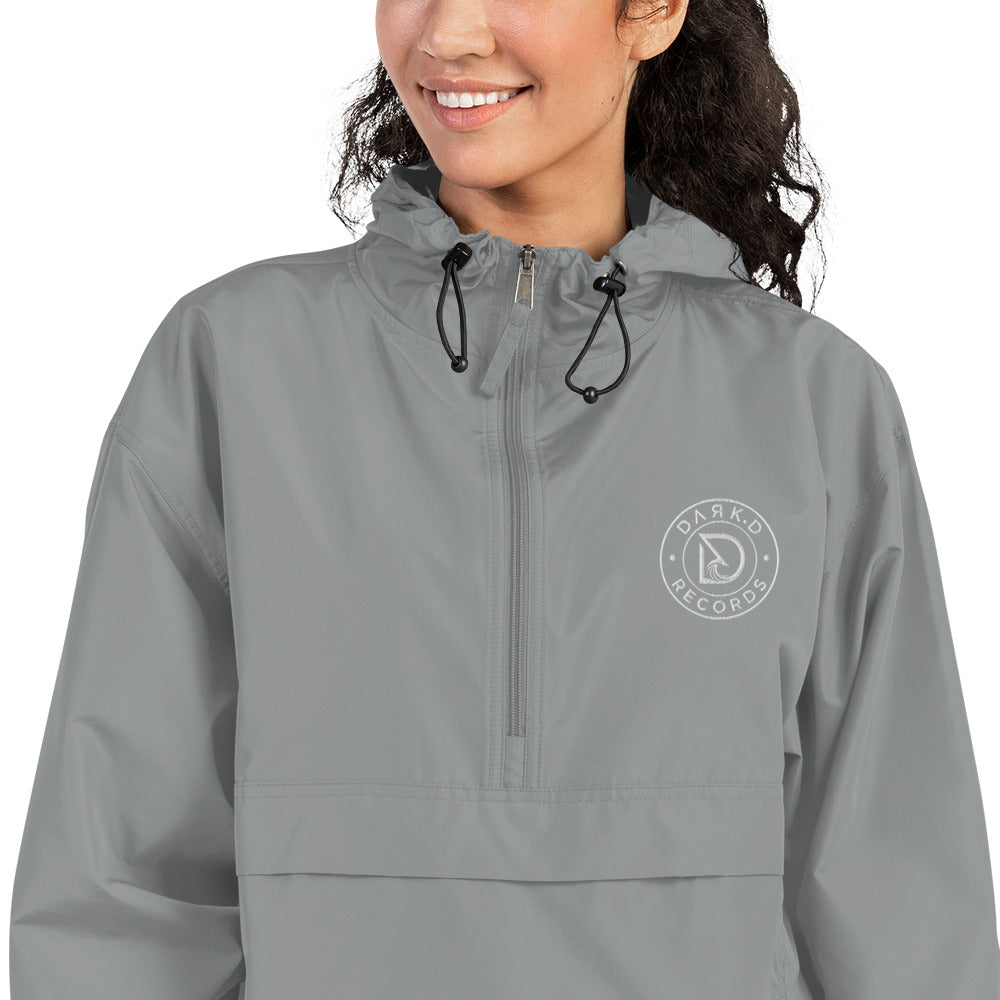 Veste Packable Champion Brodée DARK.D STORE, coloris Graphite, gros plan sur le logo brodé