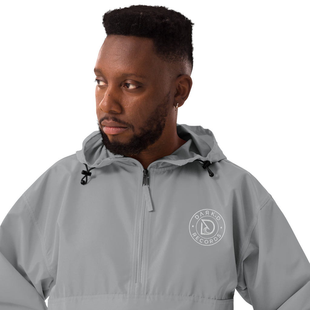 Veste Packable Champion Brodée DARK.D STORE, coloris Graphite, gros plan sur le logo brodé