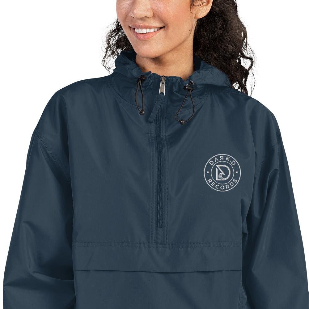 Veste Packable Champion Brodée DARK.D STORE, coloris Navy, gros plan sur le logo brodé
