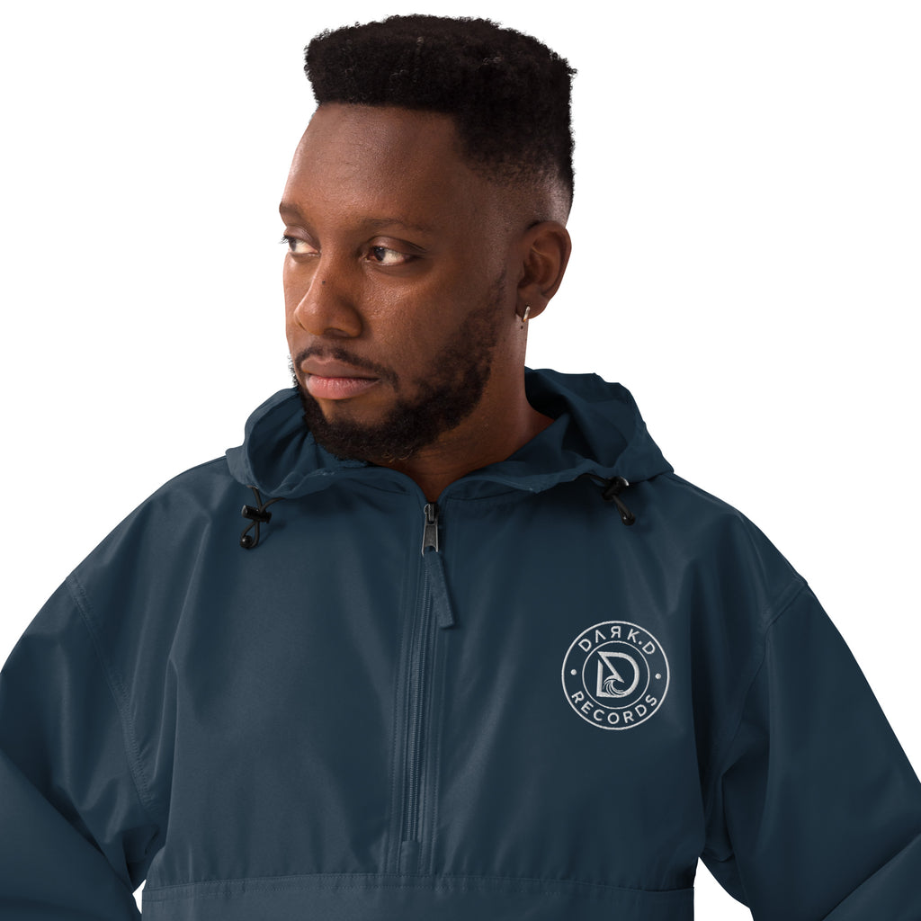 Veste Packable Champion Brodée DARK.D STORE, coloris Navy, gros plan sur le logo brodé